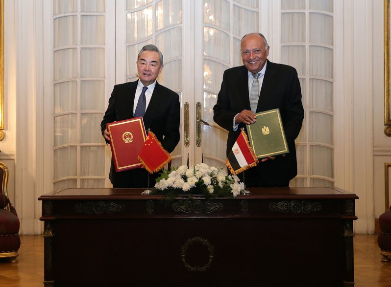 中共中央政治局委員、外交部長王毅14日和埃及外長簽署中埃全面戰略夥伴關係第二個五年實施綱要。(新華社)