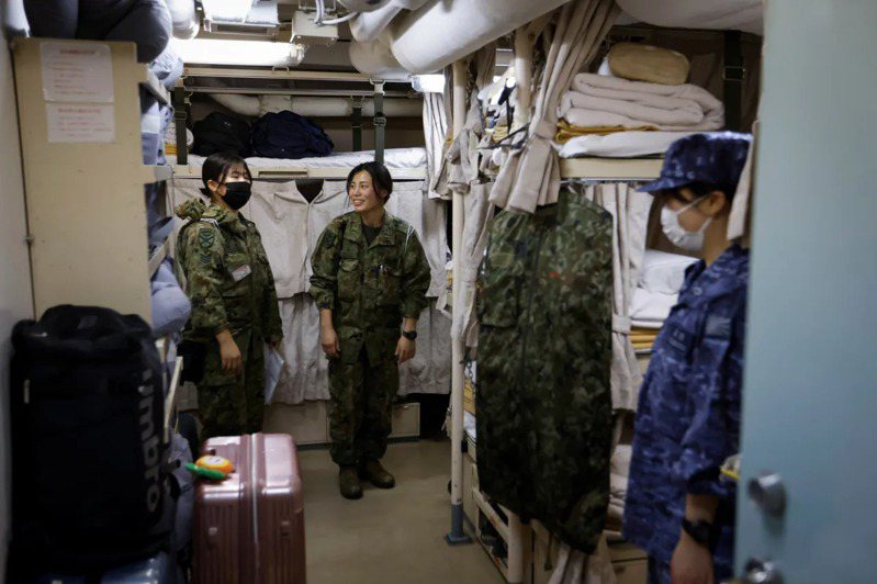 日本自衛隊招募困難，擬放寬髮禁，女性隊員將可留長髮，並引入高薪制度搶人才。（路透）