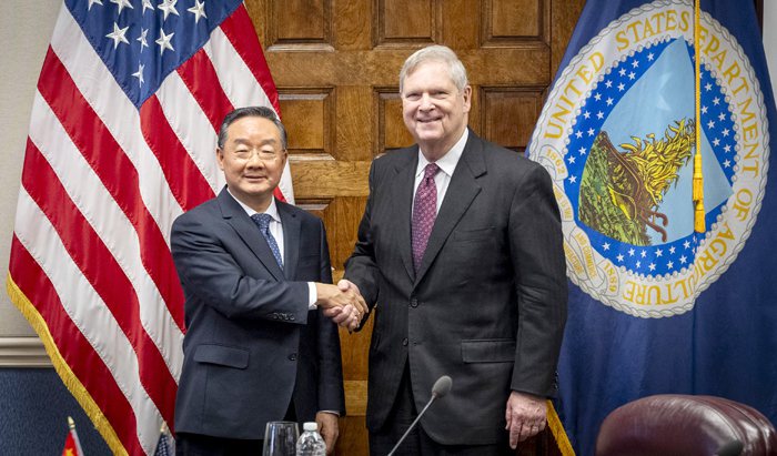 中國農業農村部長唐仁健（左）到訪美國，與美國農業部長重啟多年停擺的「中美農業聯委會」。（取自中國農業農村部官網）