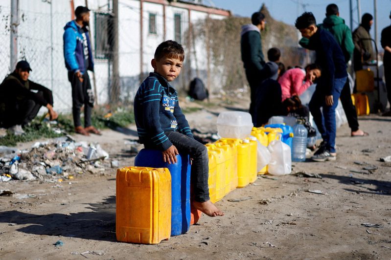 欧盟最高外交官透露，为阻挡两国方案，以色列曾资助哈玛斯，不过内唐亚胡过往否认这类指控。图为在加萨地带南部拉法，一名巴勒斯坦男孩坐在帐篷营地的水罐上。（路透）(photo:UDN)