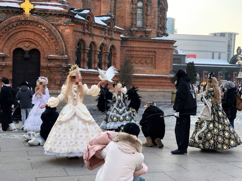 哈爾濱俄羅斯公主旅拍火紅，圖為正在拍攝的遊客。(取材自九派新聞)