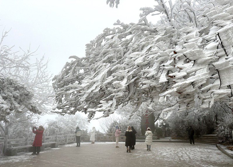據中央氣象台預報，20日至23日中國將迎來今年首場寒潮天氣過程。圖為江蘇連雲港花果山玉女峰19日霧凇景象。（新華社）