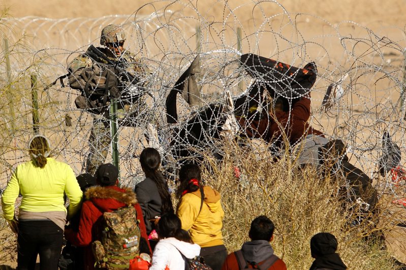 最高法院表決，認定聯邦政府有權拆除德州政府在邊境架設的帶刺鐵絲網，被視為拜登政府在移民議題上的一次小勝利。（路透）