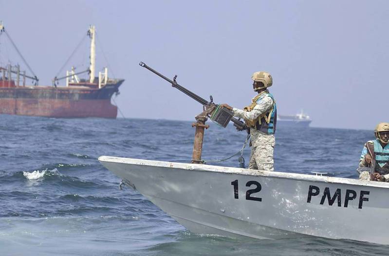 葉門叛軍在紅海攻擊商船的行為已經打亂全球航運、升高全球通貨膨脹隱憂。(美聯社)