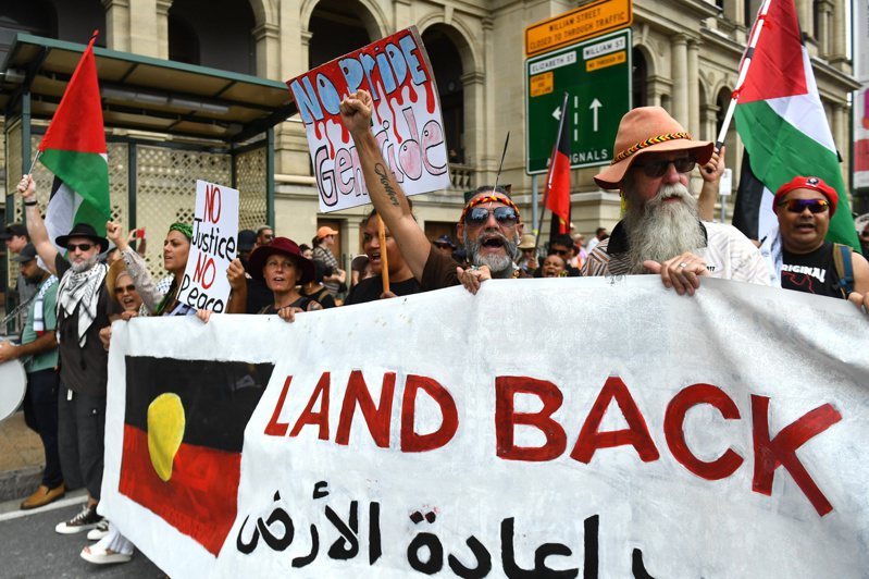澳洲国庆日当天，数万民众上街抗议当年欧洲殖民者的「入侵」。（欧新社）(photo:UDN)