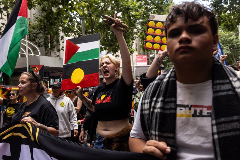 澳洲国庆日当天，数万民众上街抗议当年欧洲殖民者的「入侵」。（欧新社）(photo:UDN)