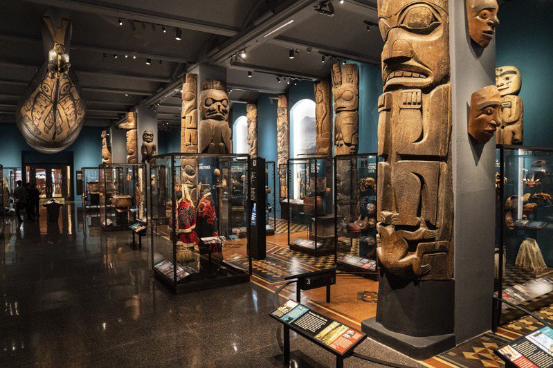 聯邦政策要求展覽印第安文物須獲部落的同意，因此導致紐約市的美國自然歷史博物館關閉兩個展廳。圖為自然歷史博物館展出的北美原住民文物。(美聯社)