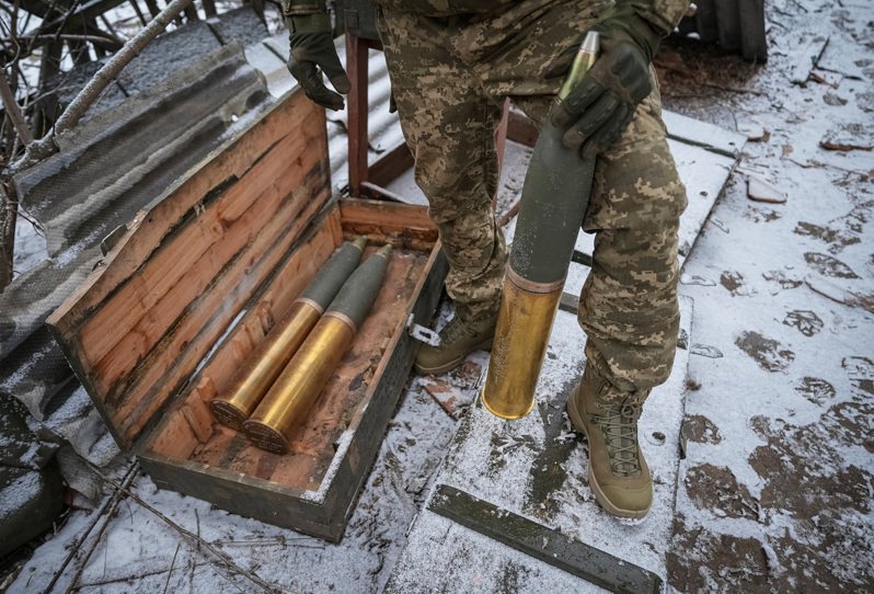 烏克蘭軍方近期爆發軍購弊案。圖為烏克蘭頓內茨克州巴赫姆特的烏克蘭陣地，烏軍準備填裝L119榴彈砲的彈藥。(路透)