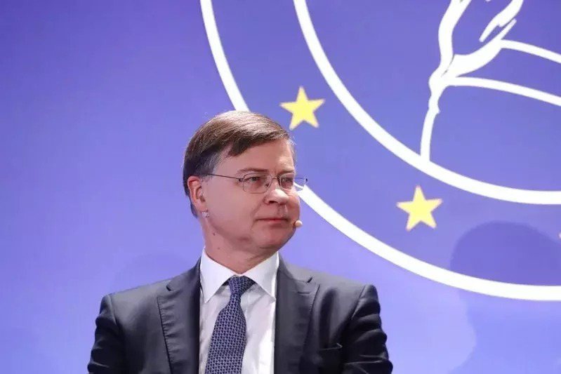 歐盟執行委員會舉行歐盟-中亞交通連結投資論壇，執委會副主席杜姆布羅夫斯基斯宣布這項100億歐元的承諾。（歐新社）