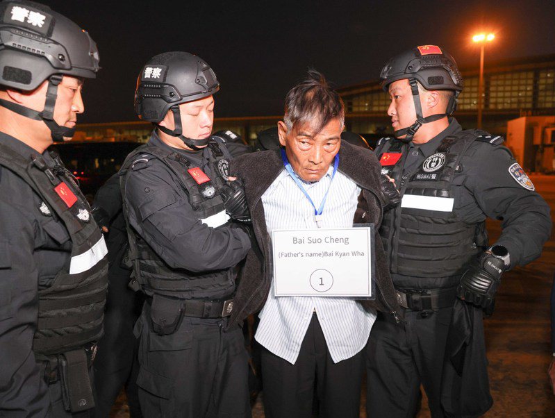10名緬北重大犯罪嫌疑人被成功押解回中國，圖為緬甸警方30日在緬甸內比都國際機場向中國公安機關移交緬北重大犯罪嫌疑人白所成。        （新華社）