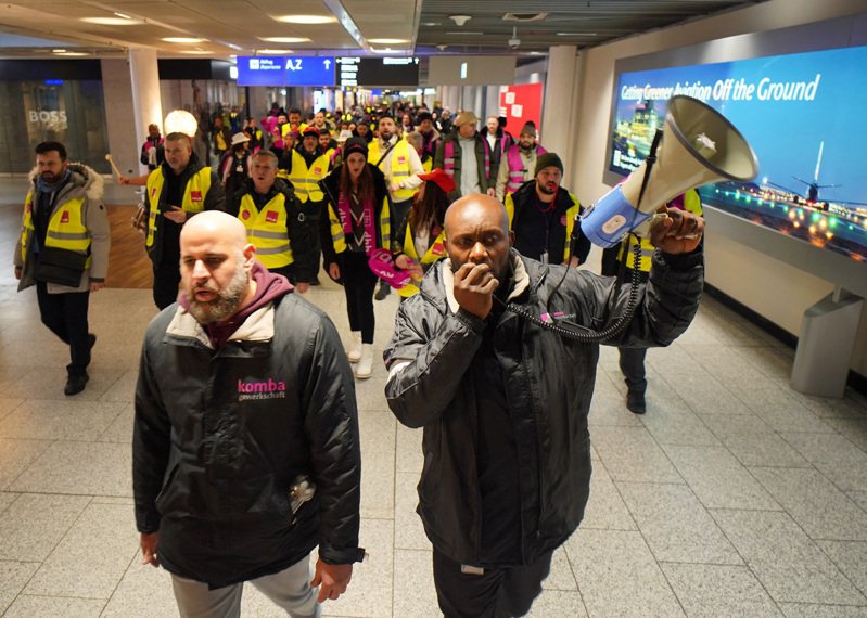 德國機場安全工作人員罷工，1日有近20萬名乘客行程受到影響。(路透)