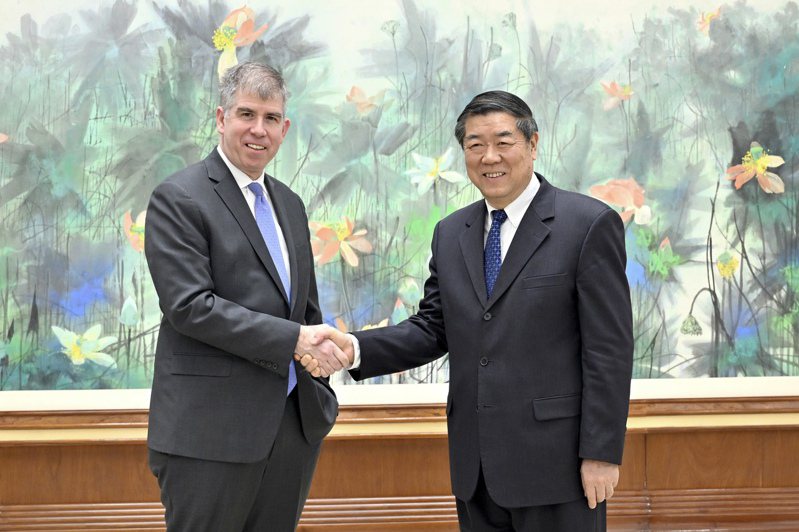 财政部副部长沈博(左)与中国国务院副总理何立峰在会议前握手。(美联社)(photo:UDN)