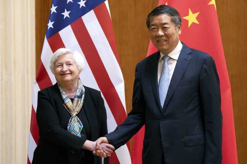 美中经济工作组近日首度在北京举行会谈，为财政部长叶伦(左)访问中国铺路。图为叶伦去年7月访问北京时，与中国副总理何立峰(右)会面。(美联社)(photo:UDN)