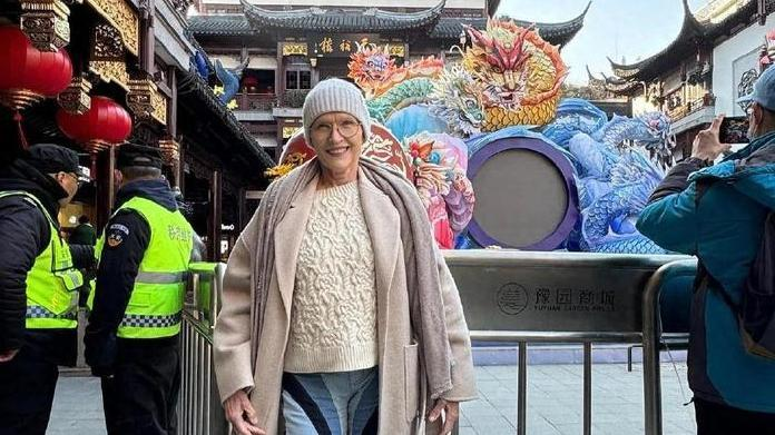 母親梅耶遊覽上海豫園，馬斯克留言，「應該讓更多人到中國旅遊。」
（取材自澎湃新聞）
