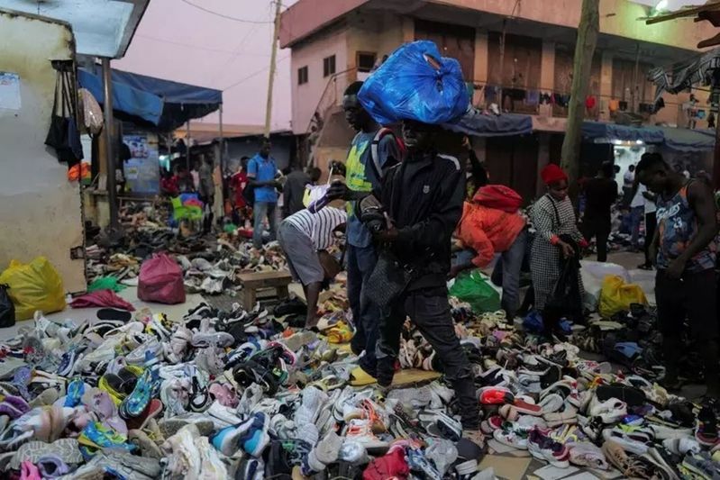 购物者在迦纳首都阿克拉的坎塔曼托市场购买二手鞋。（路透）(photo:UDN)