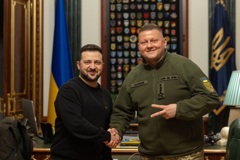 乌克兰总统泽伦斯基(左)8日撤换武装部队总司令扎卢兹尼，并感谢他的贡献，并发布了一张两人握手微笑的照片，扎卢兹尼还比出代表胜利的V手势。(欧新社)(photo:UDN)