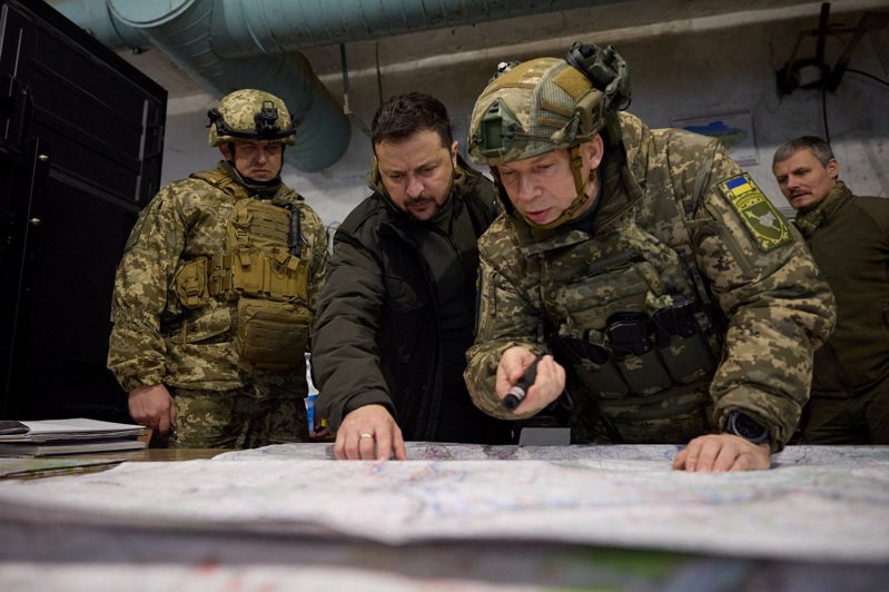 乌克兰阵前换将，泽伦斯基(中)宣布由地面部队指挥官瑟尔斯基(右)接任总司令。(路透)(photo:UDN)