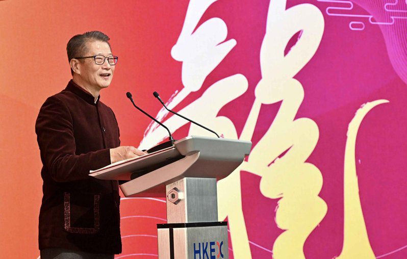 香港財政司長陳茂波14日在慶賀新春開市儀式致辭。（中通社）