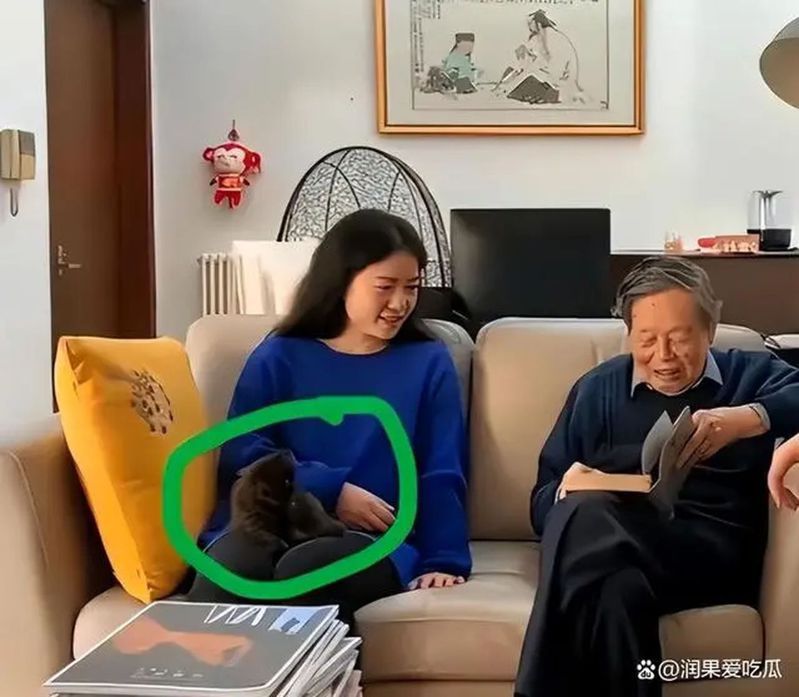 102歲的楊振寧（右）與妻子翁帆（左）已結婚20年，翁帆腿上坐著一隻貓。(取材自潤果愛吃瓜)