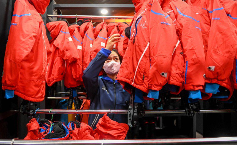 工作人員在長白山國際度假區內整理滑雪服。(新華社資料照片)