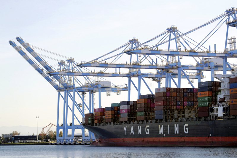 拜登政府計畫更換各港口中國製造的貨櫃起重機。圖為華盛頓州塔科馬港口的貨船以及起重機。(美聯社)