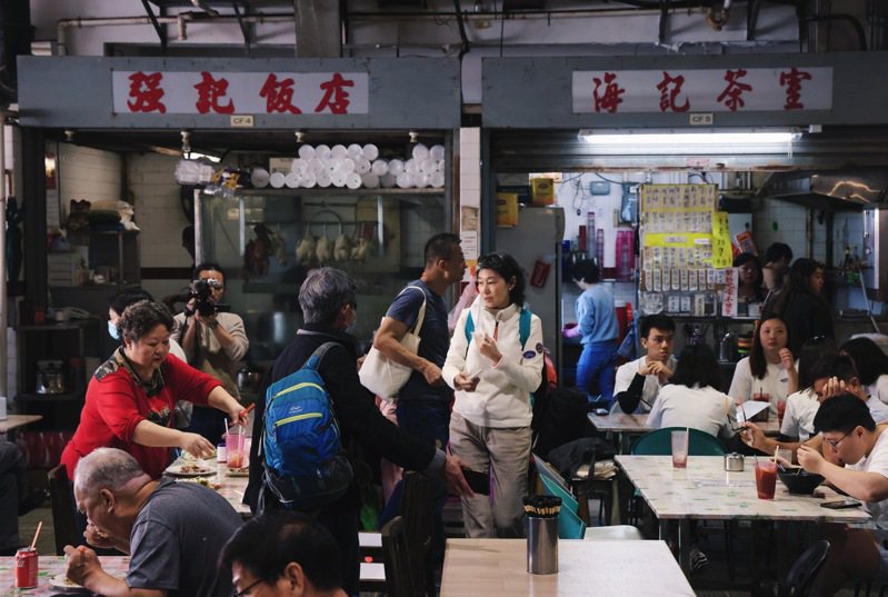 大陸赴港澳自由行城市下月6日起新增西安和青島，香港零售及餐飲界人士26日表示，相信將增加過夜旅客，帶動香港旅遊業及夜市。（中通社）