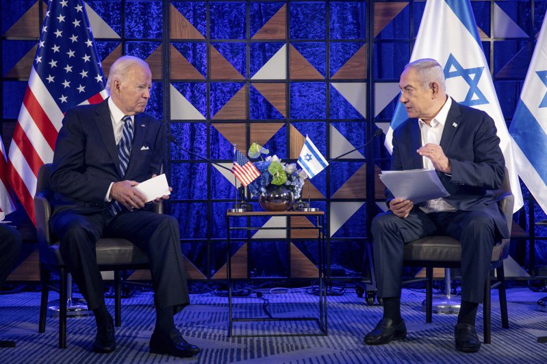 以哈戰爭終於再現曙光，拜登總統（左）26日透露雙方可望在一周內協議停火，交換人質。圖為拜登去年10月與以色列總理內唐亞胡(右)會談。（美聯社）