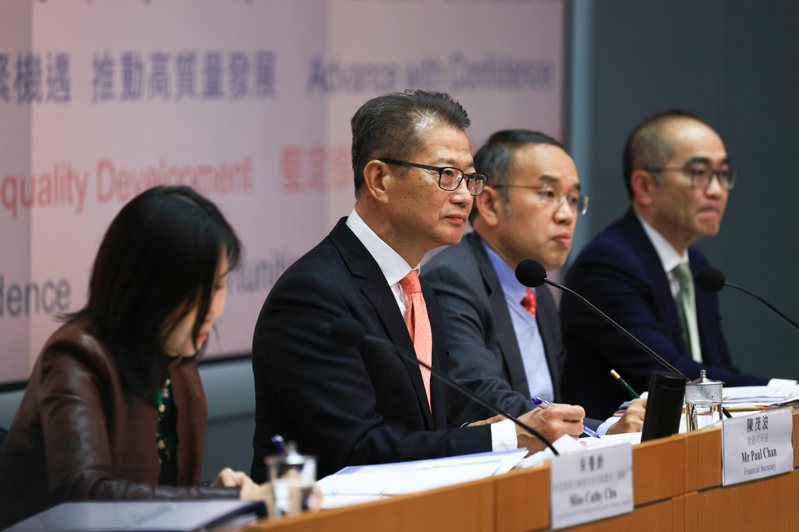 香港政府財政司司長陳茂波（左二）28日發表財政預算案後舉行記者會，宣布樓市全面「撤辣」，以鼓舞房地產業。（中通社）