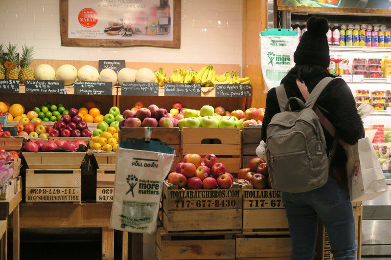 2月核心个人消费支出(PCE)物价指数显示年增率为2.8%，距离联准会2%的通膨目标仍有一段距离。图为纽约民众在超市购物。（中央社）(photo:UDN)