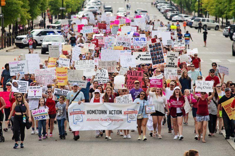 阿拉巴馬州政治環境保守，但民眾爭取生殖自由不遺餘力，他們舉著標語走向州議會，爭取合法墮胎權。(路透)