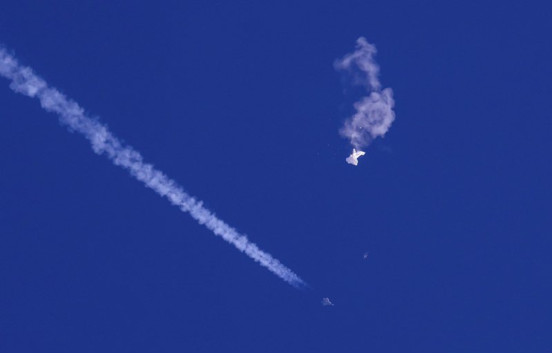 去年2月，中國一個氣球偏離航線經由阿拉斯加領空進入美國本土，最後美空軍在東岸外海上空擊落該氣球。(美聯社)