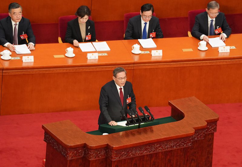 3月5日，十四屆全國人大二次會議在北京人民大會堂開幕。國務院總理李強作政府工作報告。（中新社）