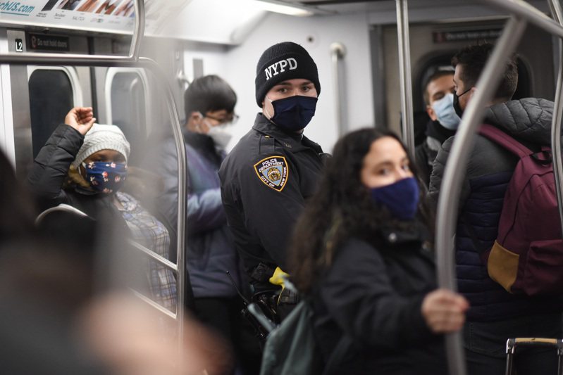紐約市將長期增派地鐵警力人數，恢復對乘客的隨身行李檢查。圖／紐約市府提供