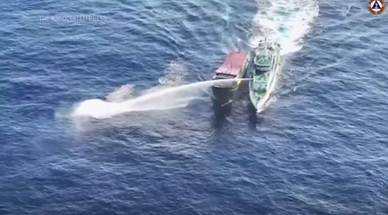 中國海警船（右）昨天對菲律賓運補船「Unaizah May4」發射水砲。(視頻截圖)