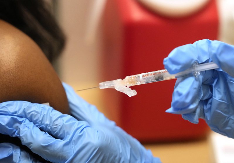 儘管有人在兩年多內注射高達217次新冠疫苗，對身體狀況並沒有不良影響，但醫學專家仍不建議這樣做。圖為德州一名護士為民眾注射新冠疫苗。(美聯社)