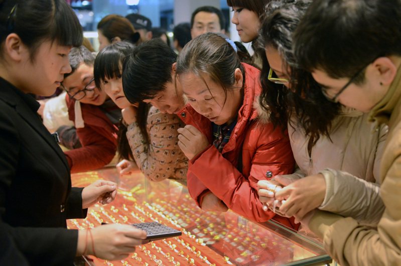 中國金價連兩天創新高，3月5日突破1克645元，珠寶店業者稱，「從業20多年沒見過這麼高價」。（中新社資料照片）