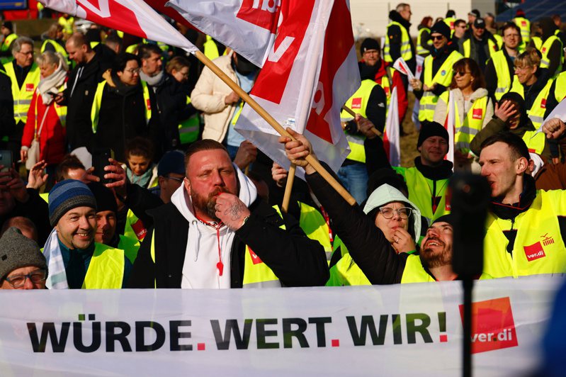 德國開年來罷工不斷，圖為工人在連鎖超市物流中心前舉行罷工，而鐵路和機場人員也舉行新一輪罷工。(歐新社)