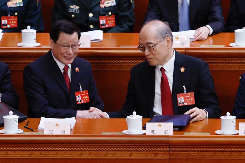 3月8日，14屆全國人大二次會議在北京人民大會堂舉行第二次全體會議。最高人民法院院長張軍（右）與最高人民檢察院檢察長應勇握手。(中新社)