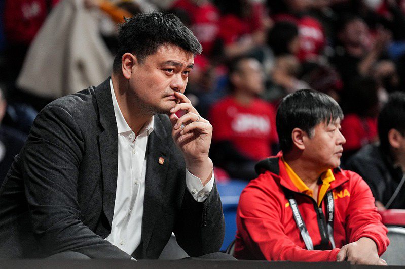 目睹中國男籃的失利，姚明在場邊臉色鐵青。(取材自澎湃新聞)