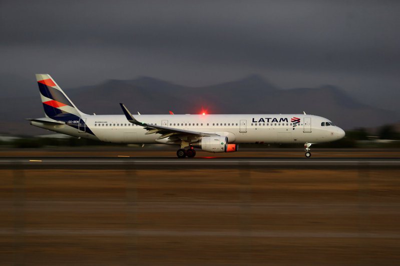 智利南美航空編號LA800航班的波音787-9「夢幻客機」11日從澳洲雪梨飛往紐西蘭奧克蘭的途中，因「技術問題」產生劇烈晃動，導致至少50人受傷。圖為南美航空客機示意圖，非當事班機。（路透）
