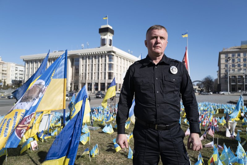 烏克蘭警官尼庫林11日在基輔拍照。尼庫林在2022年俄羅斯入侵烏克蘭初期，幫助美聯社記者兼電影製作人柴諾夫在馬立波拍攝「戰場日記」，該片榮獲奧斯卡最佳紀錄片獎。（美聯社）