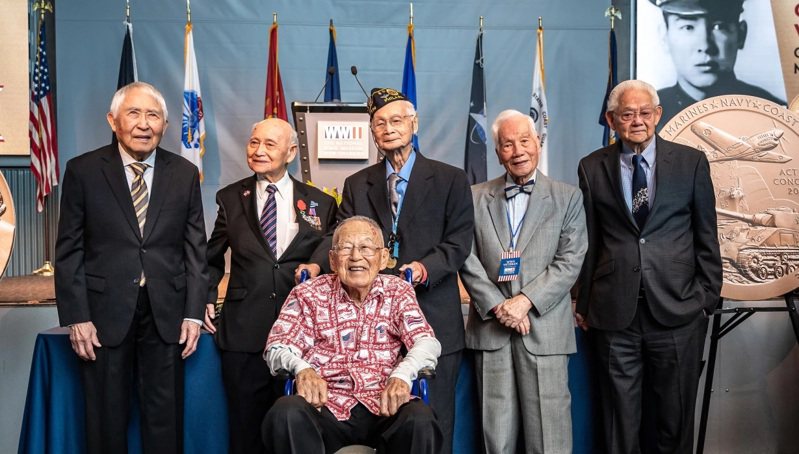 六位高齡逾90歲的華裔退伍老兵9日在紐奧良「國家二戰博物館」(National WWII Museum)舉行的儀式上，獲頒「國會金質獎章」。(取自NBC News網站，來源：The National WWII Museum，攝影者Frank L Aymami III)