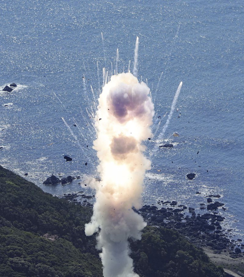 日本太空新創公司SPACE ONE的小型火箭KAIROS一號機13日於和歌山縣發射場升空數秒後偵測到異常，火箭中斷飛行引爆。（美聯社）