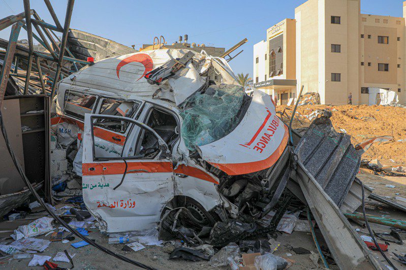 以色列国防军2月15日突袭加萨走廊第二大医院纳瑟医院，图为一辆被毁的救护车。（新华社）(photo:UDN)