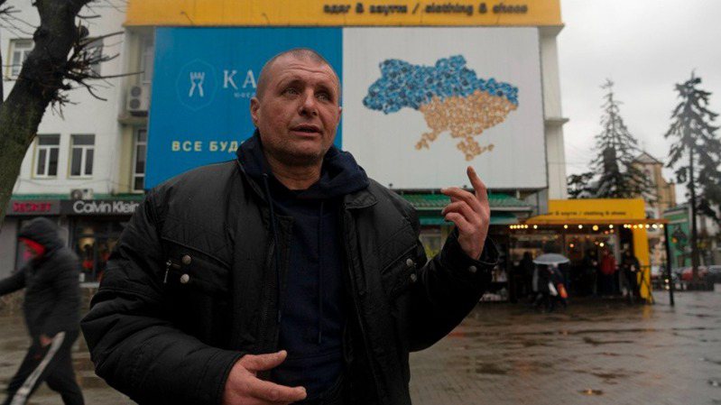 烏克蘭赫松州俄佔區居民李布科夫被迫領俄國護照，並遭俄軍痛打。（美聯社）