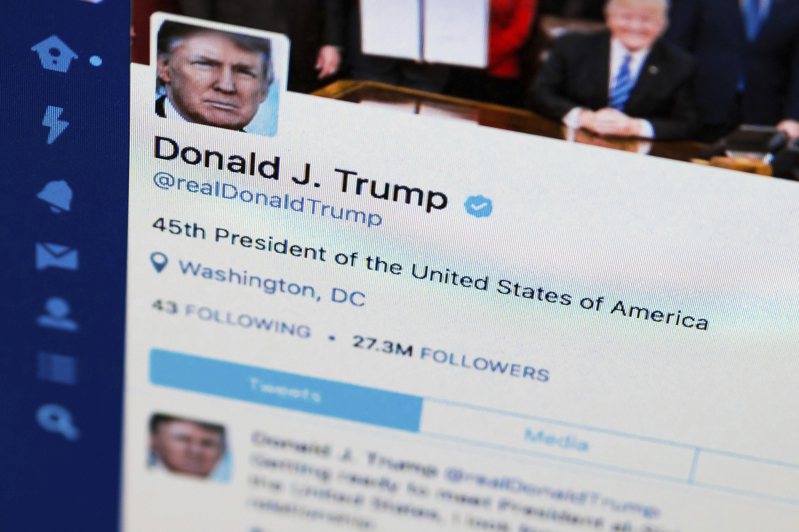 川普在擔任總統時曾在推特(現稱X平台)個人帳號封鎖批評者，並被告上法庭；但他2021年1月卸任後，法官駁回該案。(美聯社)