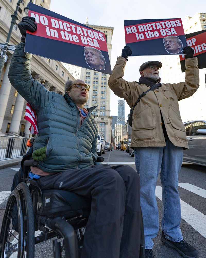 反川普的民众在纽约州高等法院门前举起标语「美国不容独裁者」。(美联社)(photo:UDN)