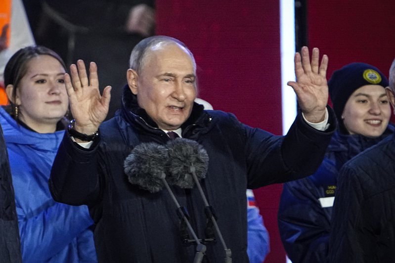 71歲現任俄羅斯總統普亭（中），以87.8%得票率再度拿下6年任期，未來將執政到2030年，任期超越史達林。（美聯社）