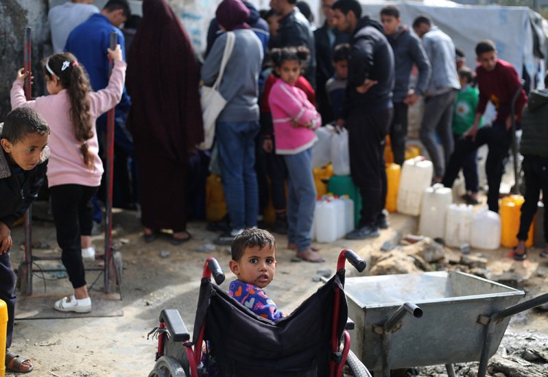 巴勒斯坦人18日在加薩地帶南部城市拉法等待取水。（新華社）