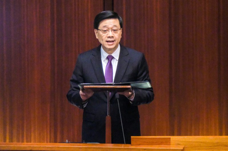 香港特區立法會19日通過「維護國家安全條例」後，香港特區行政長官李家超到立法會發言，稱「馬照跑、舞照跳」。 (中新社)